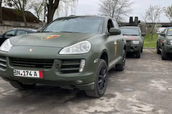 Mașină de lux, transformată în vehicul militar și trimisă în prima linie a războiului din Ucraina