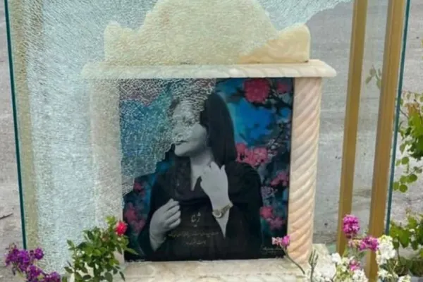 Mormântul Mahsei Amini, VANDALIZAT! Moartea tinerei a declanșat anterior un val de proteste în Iran - FOTO