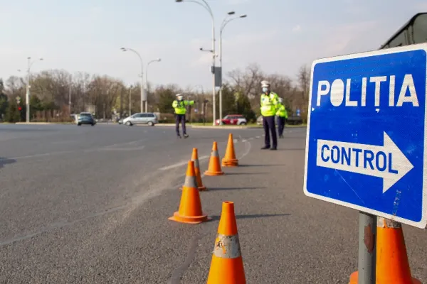 Cine i-a denunțat pe cei doi polițiști de la Rutieră prinși în flagrant - SUMA URIAȘĂ cu care se duceau acasă la sfârșitul lunii din MITĂ
