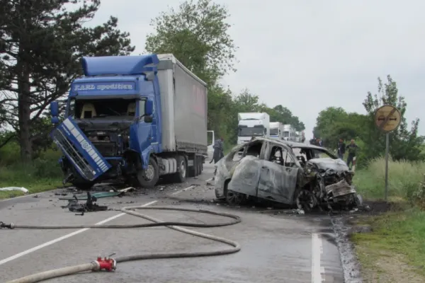 Accident înfiorător în Bulgaria: 2 români au murit carbonizați după ciocnirea frontală cu un TIR - FOTO&VIDEO