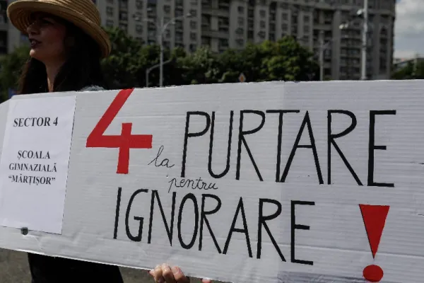 Protest spontant al angajaților din Guvern. Executivul lui Bolojan vrea să plafoneze sporul pentru condiţii periculoase, BNS cere retragerea proiectului