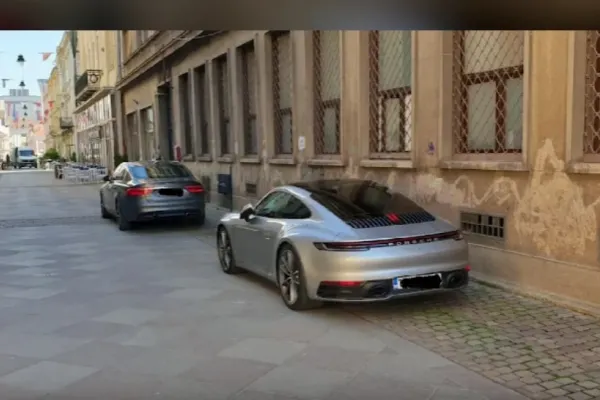 "Autorizație de șmecher" pentru parcarea în centrul unui ora din țară, chiar în zona pietonală. Situație scandaloasă