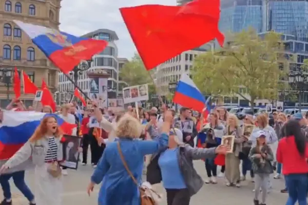 Simpatizanții lui Putin au ridicat steagurile Rusiei în Europa. Val de manifestații cu ocaziei Zilei Victoriei