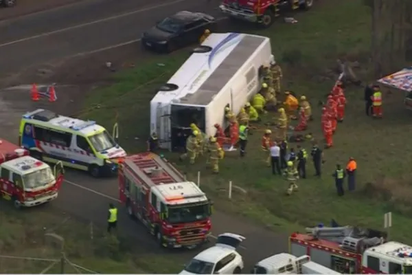 Autobuz şcolar cu 45 de copii la bord, implicat într-un grav accident rutier, la Melbourne: 18 răniți, unii dintre ei în stare gravă - Filmul coliziunii