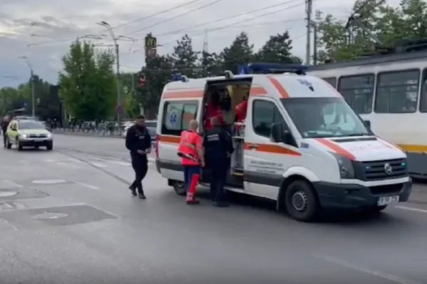 Femeie LOVITĂ de o ambulanță pe o trecere de pietoni, din Capitală - Poliția a deschis dosar penal