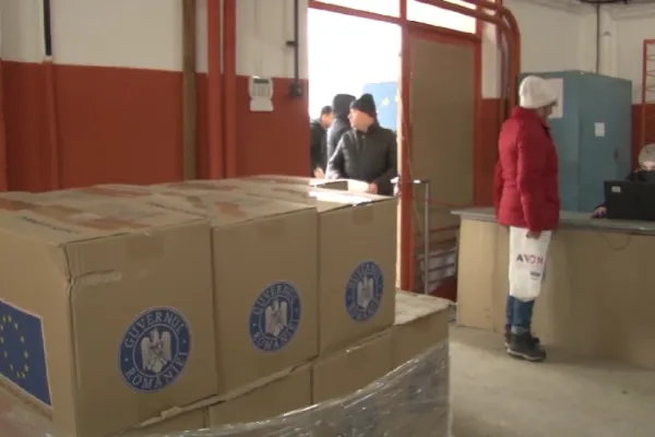 Hoții au dat iama în cutiile cu ajutoare sociale de la UE! O parte din alimentele din aceste cutii, FURATE - Situație REVOLTĂTOARE în Vrancea
