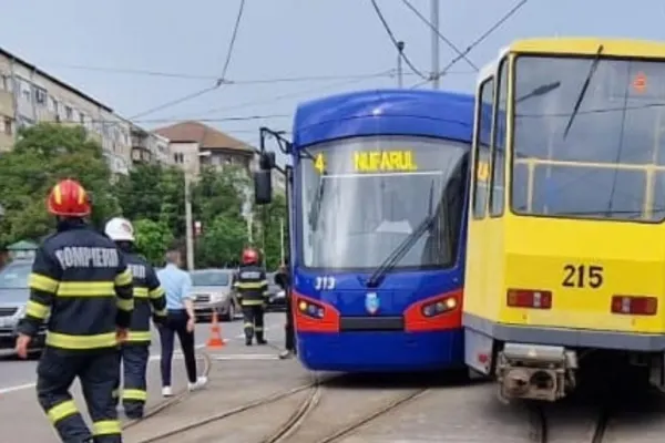 Accident grav la Oradea. 2 tramvaie s-au ciocnit, unul a sărit de pe linie - FOTO