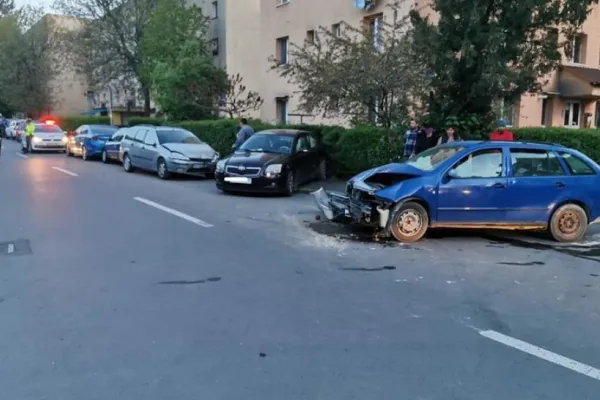 Accident cu 5 mașini distruse - Două persoane au fost rănite