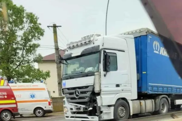 Accident violent în Prahova, la Blejoi: Un TIR s-a ciocnit cu un microbuz plin cu oameni - Cel puțin 2 VICTIME - VIDEO