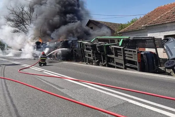 Accident teribil în Hunedoara. Un TIR încărcat cu mașini noi s-a răsturnat peste o casă, toate autoturisme au luat foc - GALERIE FOTO