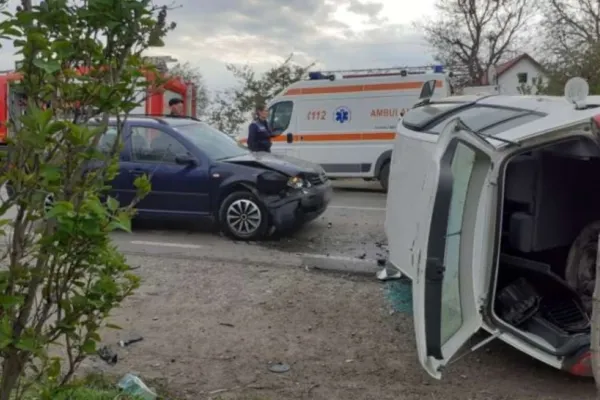 Trei mașini, în care se aflau 10 oameni, implicate într-un accident grav, în Suceava - FOTO