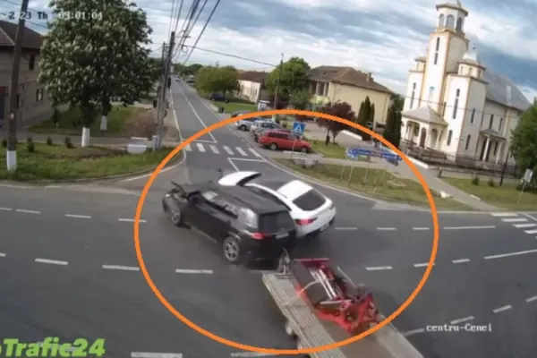 Accident grav, în Timiș. Momentul în care o mașină este izbită puternic de un autoturism cu remorcă: o victimă - VIDEO