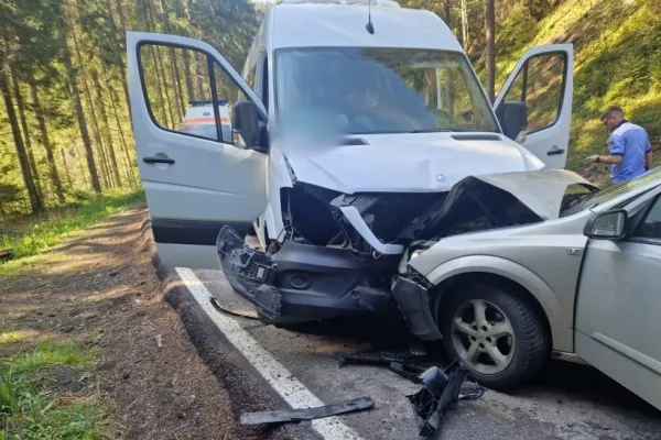 Microbuz plin cu oameni, implicat într-un grav accident în Timiș. Mai multe victime au ajuns la spital
