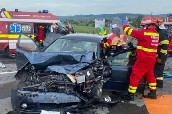 Mureş: Şase răniţi, într-un accident rutier în care au fost implicate două autoturisme. Două dintre victime sunt în stare gravă - FOTO
