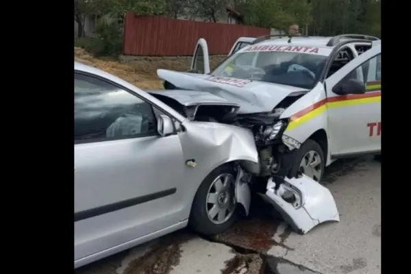 Accident grav în județul Vâlcea. O ambulanță cu trei pacienți a intrat într-un autoturism în care se afla o femeie gravidă