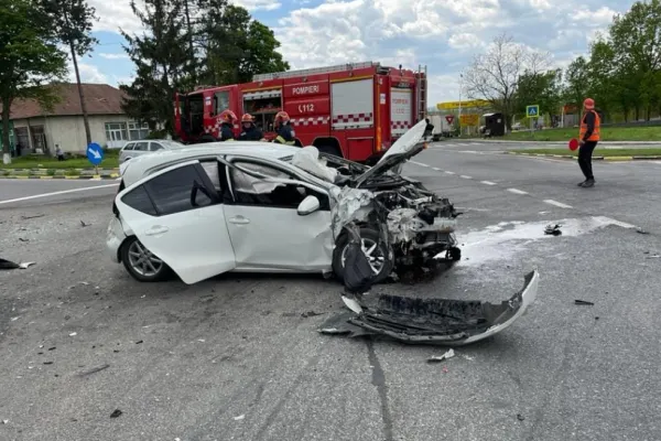 Accident TERIBIL în județul Botoșani. Şase persoane, între care o gravidă şi un copil de un an şi şapte luni, au fost rănite FOTO