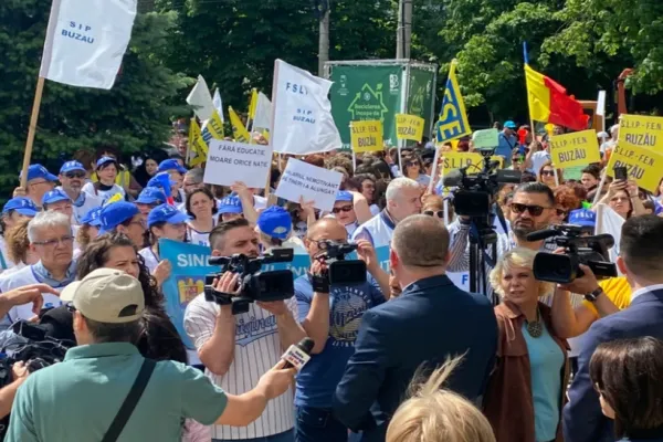 Orașele României, paralizate de greva profesorilor. La Buzău, 1500 de cadre didactice protestează în fața Prefecturii