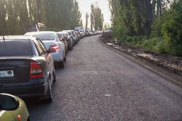 Haos la Mariupol. Civilii rusi aduși de Putin părăsesc orașul, de teama contraofensivei ucrainene. Cozi uriașe de mașini - FOTO