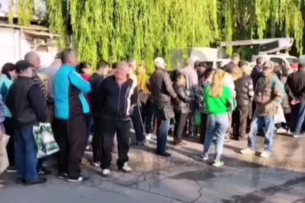 Statul la coadă a devenit o mină de aur. Cum fac bani „descurcăreții” din Buzău din acest fenomen