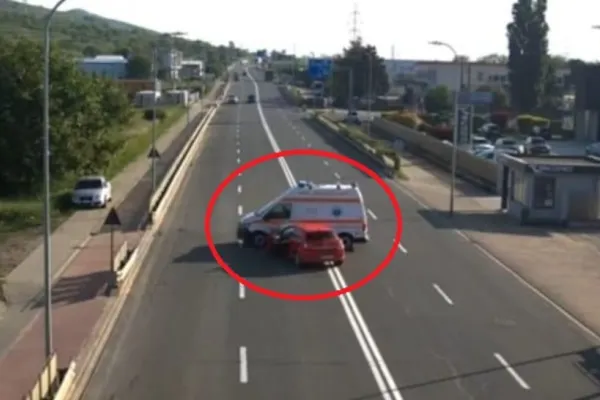 O ambulanță a provocat un accident rutier după ce a întors pe linie dublă continuă! Momentul a fost filmat