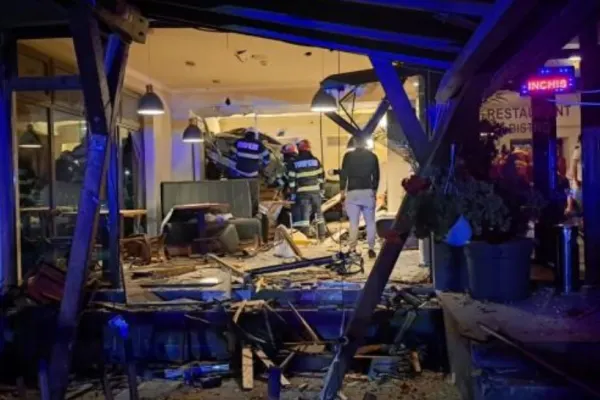 Accident șocant în județul Cluj: A intrat cu mașina într-un restaurant din Jucu - 4 bărbați au scăpat cu viață, 2 răniți, pagube mari