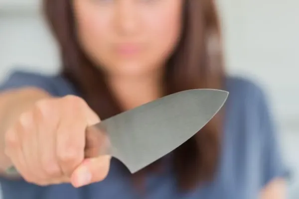 Polițiști atacați cu un cuțitul, de o femeie. Incident șocant în centrul orașului Baia Mare - VIDEO
