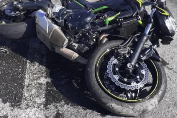 Accident violent în Gorj: 2 motocicliști, la spital după o ciocnire - Băiatul de 14 ani s-a ales cu dosar penal