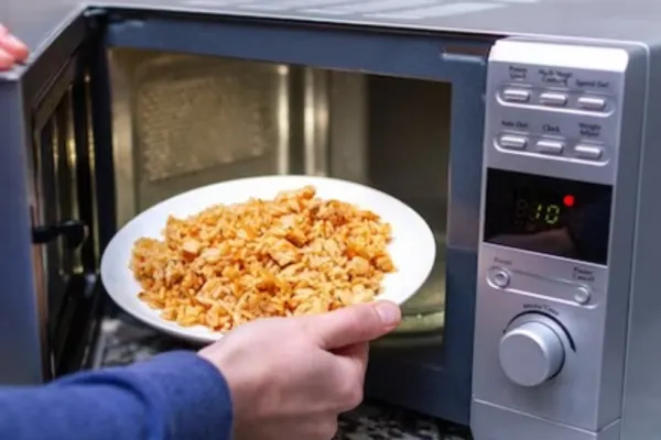 Alimente pe care NU trebuie să le reîncălzești. Pot deveni periculoase