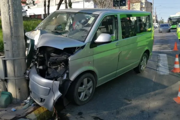 4 copii și mama lor au ajuns la spital, în urma unui accident teribil, la Suceava. Un microbuz a intrat în stâlp din cauza unei gropi în asfalt - VIDEO