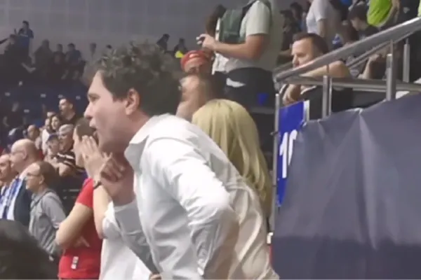 Nicușor Dan huiduie la un meci handbal și bate obrazul arbitrilor. VIDEO cu edilul dezlănțuit de supărare