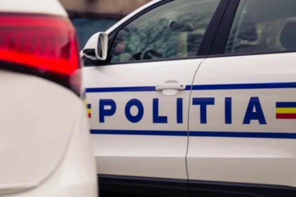 Un șofer a refuzat să oprească la semnalul polițiștilor și a lovit o altă mașină în trafic - În mașină au fost descoperită o sumă uriașă de bani