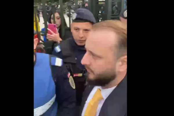 Deputat AUR, amenințări șoc către jandarmi la mitingul de la Parlament: „Aveți noroc că și-au lăsat cuțitele acasă!”
