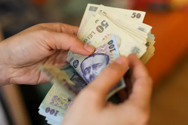 Anunțatele salarii mari sunt, de fapt, mici în fața inflației. Calculele care arată cum se descurcă românii de la o leafă la alta
