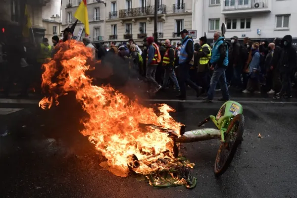 HAOS în Franța. Violențe în toată țara: Proteste cu peste 2 milioane de oameni - Manechin cu chipul lui Macron, în flăcări - VIDEO