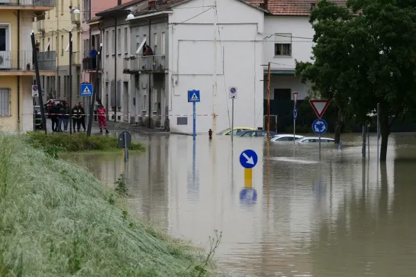 Români luați de ape, la inundațiile catastrofale din Italia. Nimeni nu-i știe, dar mașina avea numere de România