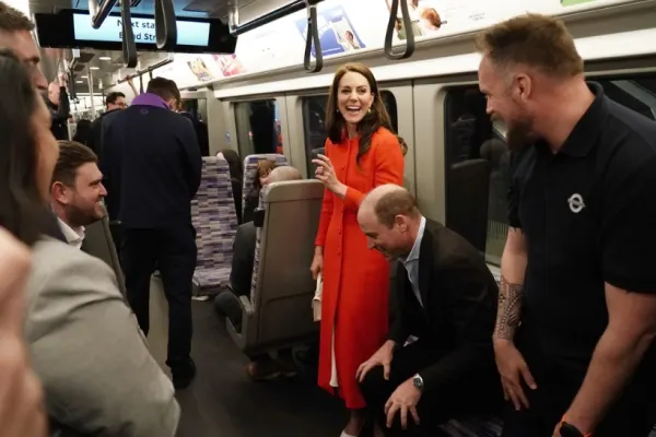 Monarhia britanică a coborât la metrou! Cum s-a descurcat cuplul regal William și Kate înconjurat de „supuși” în transportul în comun