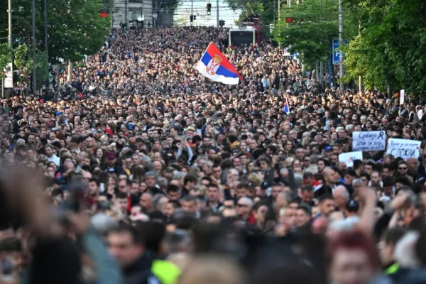 Asasinatele din Serbia | Zeci de mii de oameni cer demisii în guvern. Președintele Vucici, vizat de numeroase critici