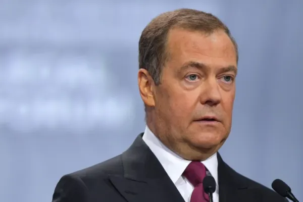 Medvedev acuză SUA că a mituit Curtea Penală Internațională să emită mandat de arestare pentru Putin
