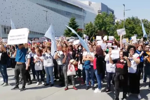 Profesorii au ieșit din nou în stradă - Sute de oameni protestează la Sibiu și Craiova