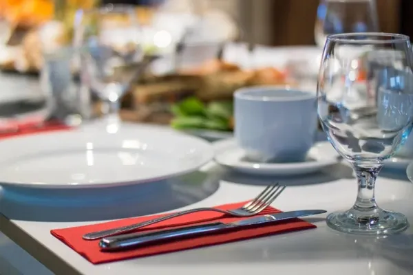Un patron de restaurant din Cluj a inventat o „taxă de serviciu” ca să nu crească salariile angajaților din banii lui. Revolta clienților