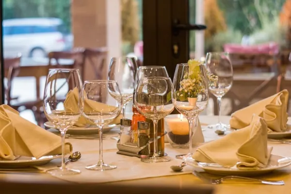 Metoda „Restaurantul”, din ce în ce mai folosită de hoți. Cum au fost jefuiți turiștii într-un local din Brașov