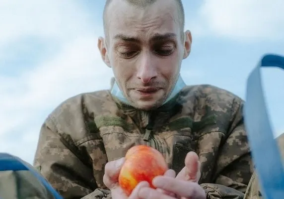Imagine tulburătoare din Ucraina: soldatul scăpat din captivitate plânge pentru mărul primit. "Îl ține în mâini ca și cum ar fi făcut din aur" - VIDEO