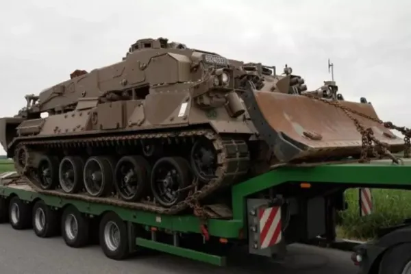 Șofer român de TIR, prins în timp ce transporta ilegal un tanc spre România. Bărbatul, blocat în cabină de 4 zile, în Germania