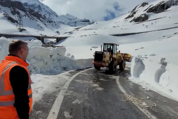 Zăpadă cât casa, pe Transfăgărășan. Drumarii se luptă cu nămeți de aproape 6 metri înălțime VIDEO