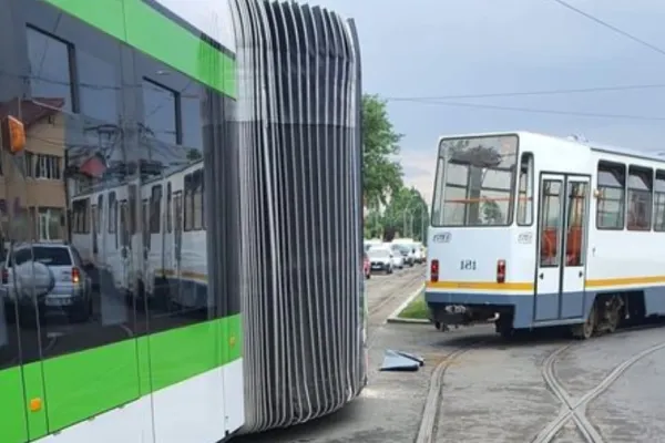 Un tramvai Imperio a deraiat de pe șine. Accidentul cu „mândria STB-ului” care ne arată pericolul din transportul în comun