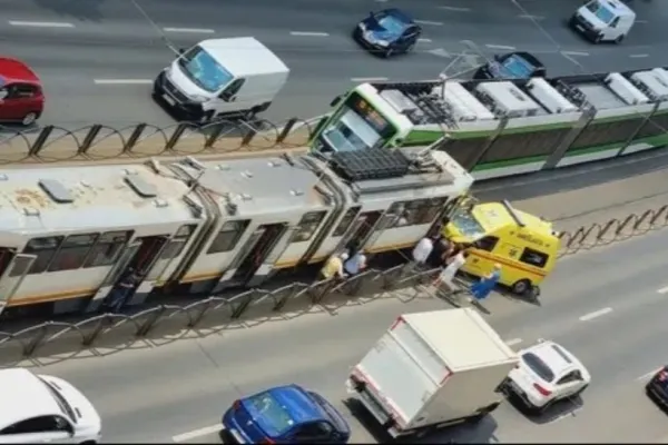 Accident GRAV în Capitală între o ambulanță și un tramvai - Șoferul autospecialei a pierdut controlul volanului