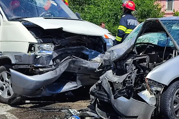 Accident în Dâmbovița, la Fieni: 6 victime, după ce o autoutilitară și o mașină s-au ciocnit violent - FOTO