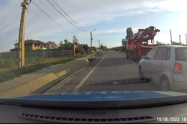 Un șofer inconștient s-a dat în spectacol în fața polițiștilor. De ce a sunat la 112