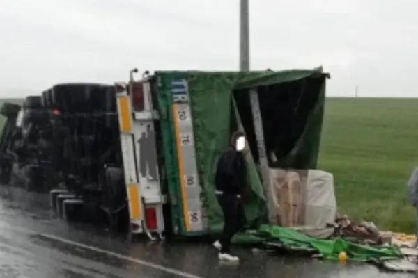 Accident violent în Cluj, pe E60: TIR răsturnat lângă Leghia - Șoferul a murit după ce a rămas încarcerat - FOTO&VIDEO