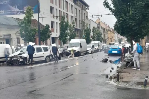 Accident cumplit, cu 3 mașini, în Cluj: 4 victime, după ce un autoturism a intrat pe contrasens